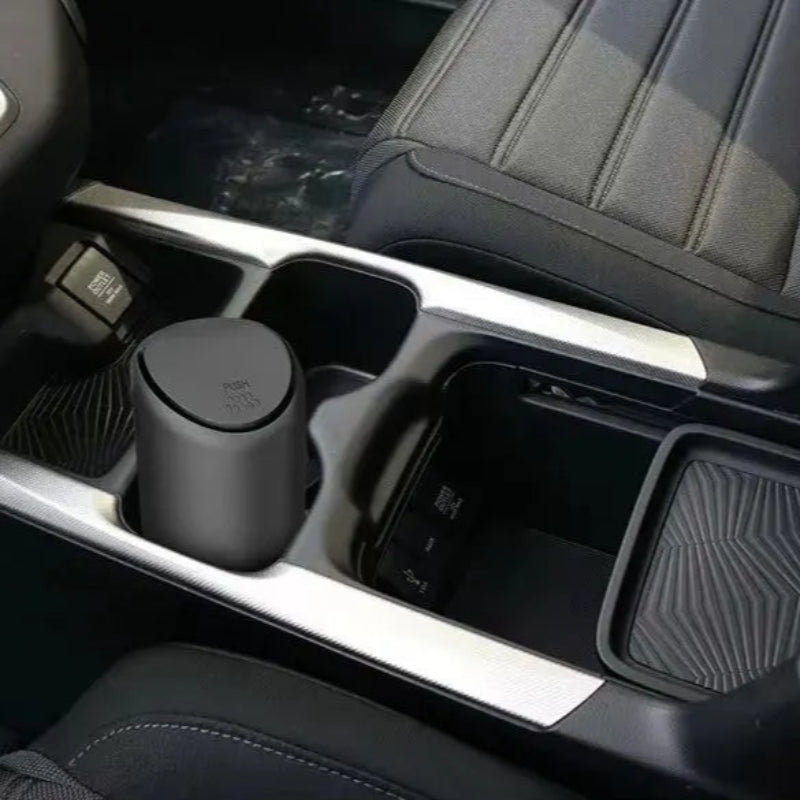 Mini poubelle de voiture noire push dans le porte gobelet
