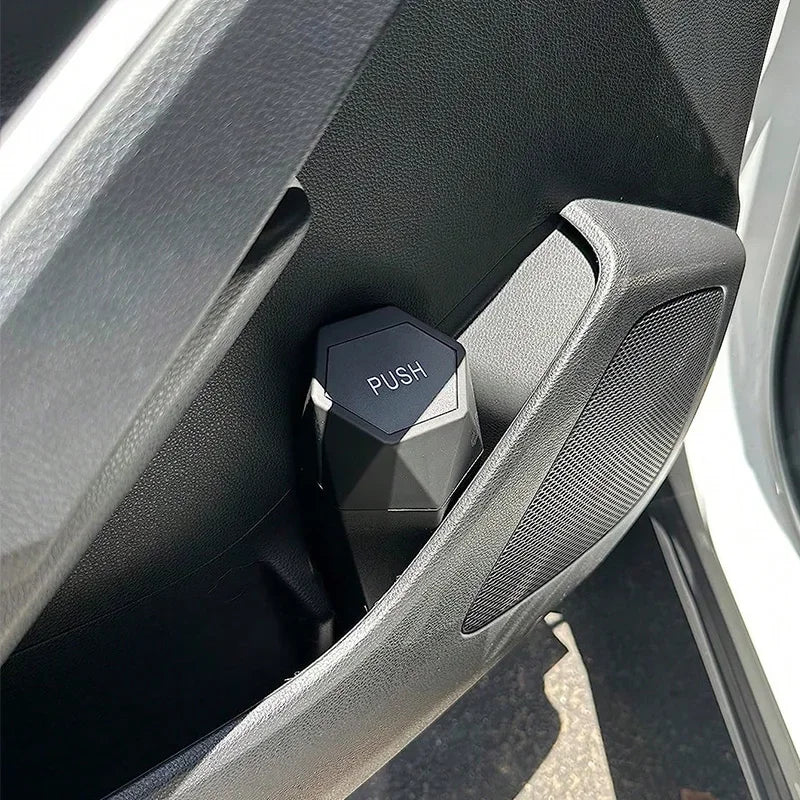 Mini poubelle de voiture push noire dans la portière