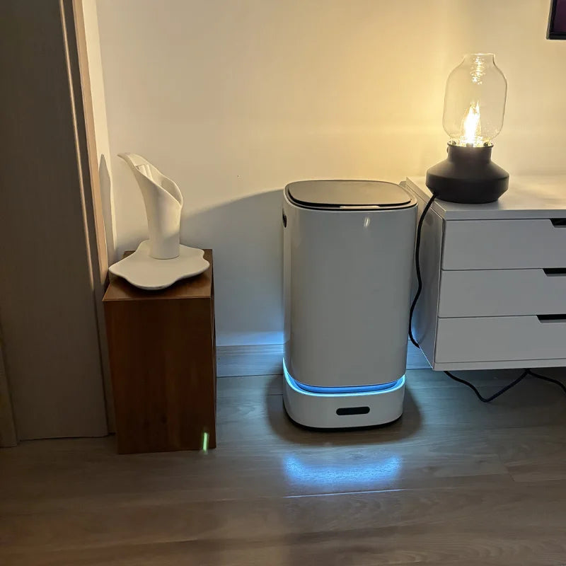 Poubelle automatique 13L design blanc dans une chambre