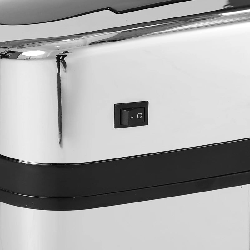 Plan zoomé sur le bouton marche de la Poubelle automatique argentée en inox 30L