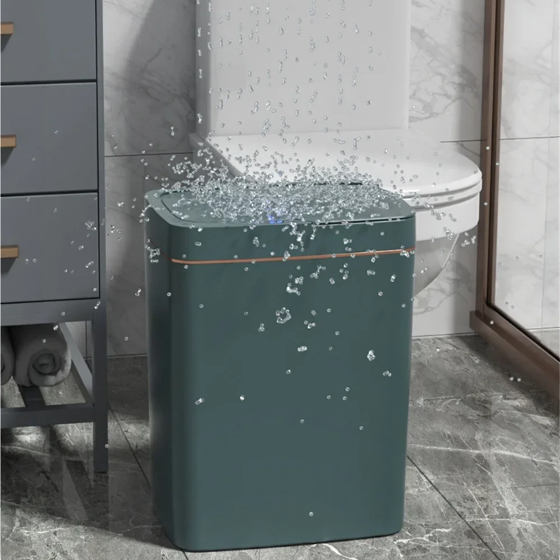 Poubelle automatique verte 15L waterproof dans une salle de bain