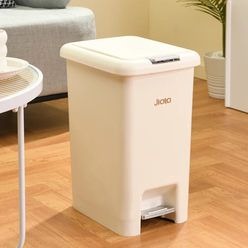 Poubelle de cuisine à pédale beige dans un salon