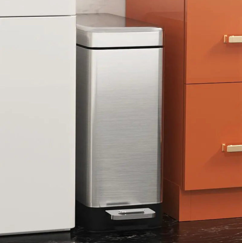 Poubelle de cuisine à pedale en inox dans une cuisine moderne