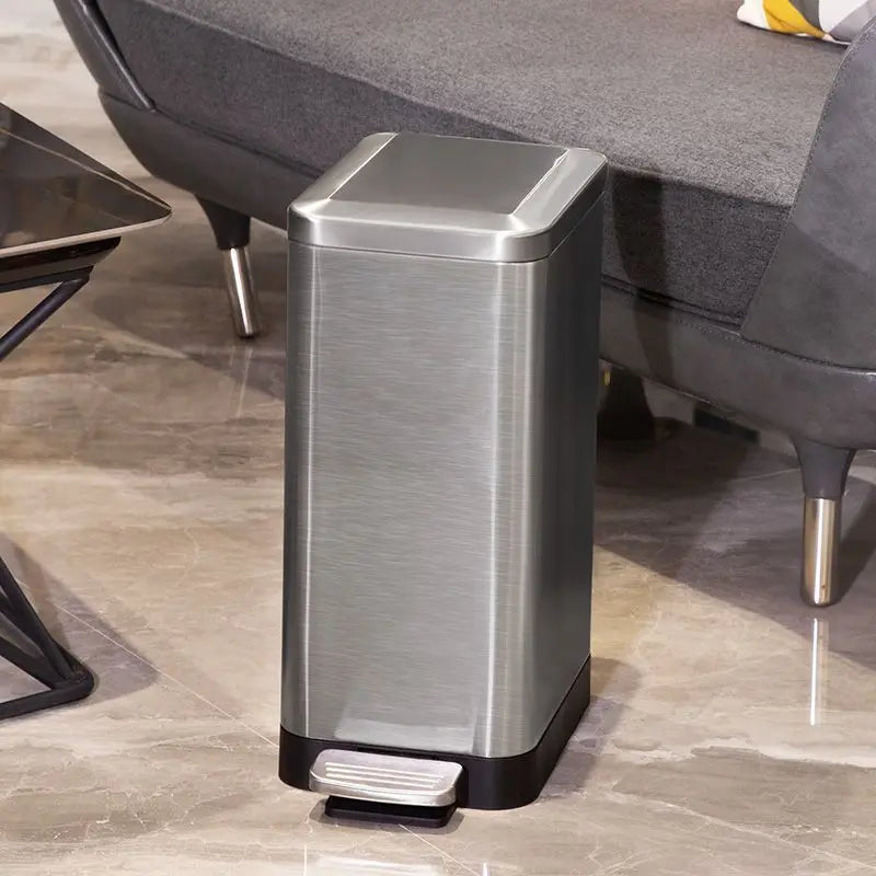 Poubelle de cuisine à pédale en inox dans un salon
