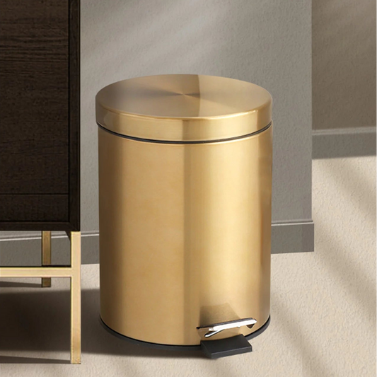 La Poubelle doree 5L à côté d'un meuble