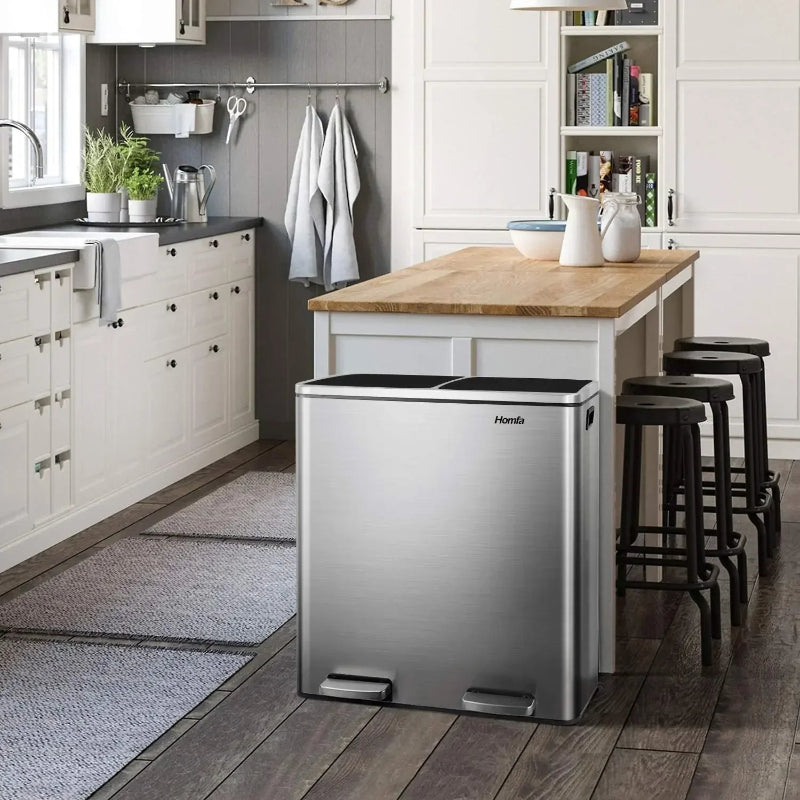 Poubelle à double compartiment 60L argentée dans une cuisine scandinave