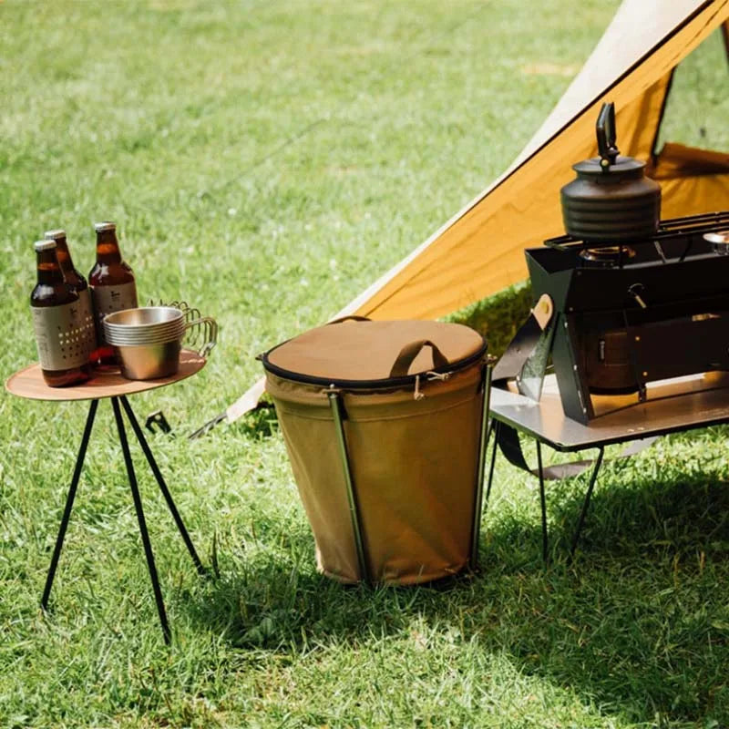Poubelle exterieure rigide pour camping dans un jardin