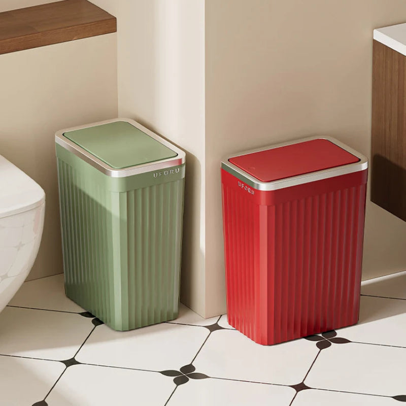 Poubelle à fente étroite Uforu verte et rouge dans une salle de bain