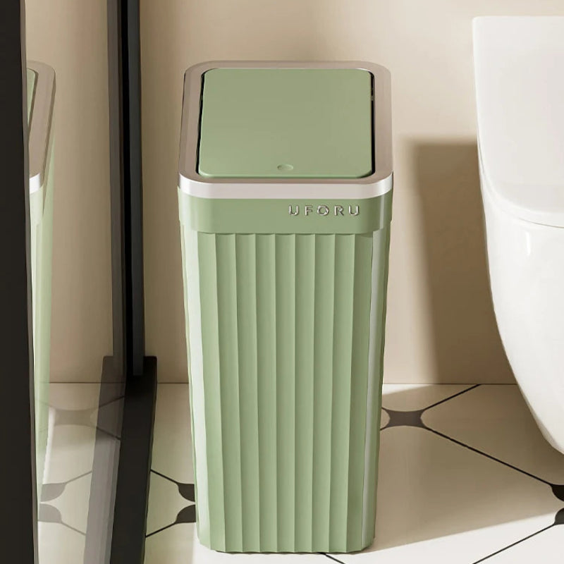 Poubelle à fente étroite Uforu verte dans une sallle de bain