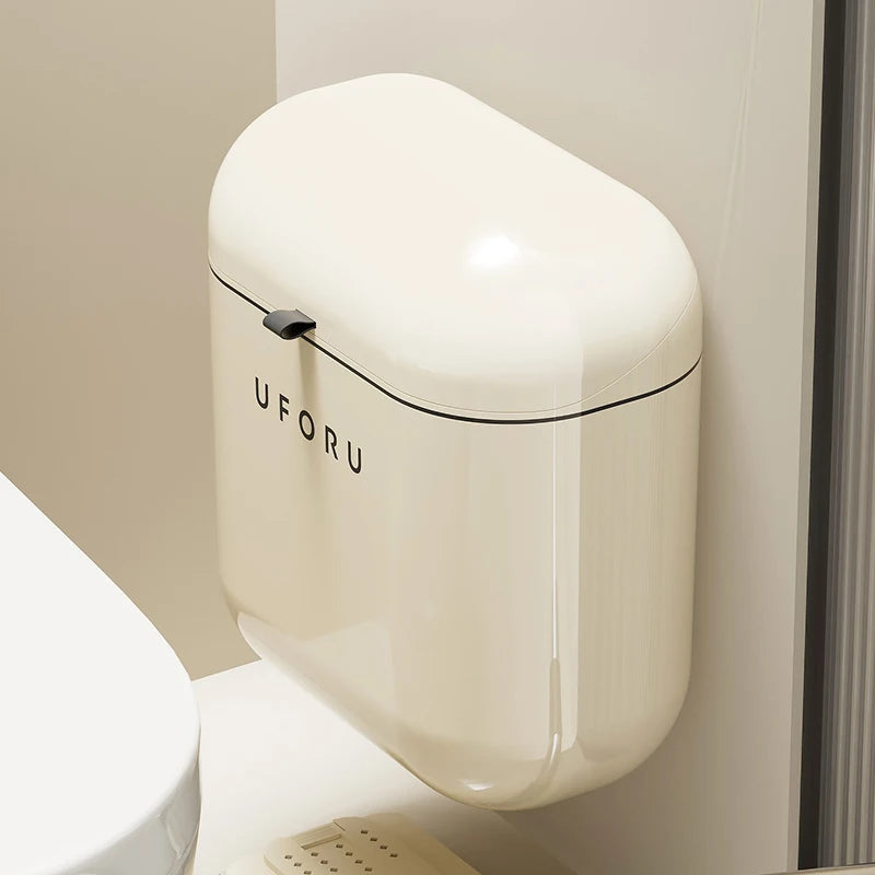 Poubelle murale Uforu couvercle fermé dans une salle de bain