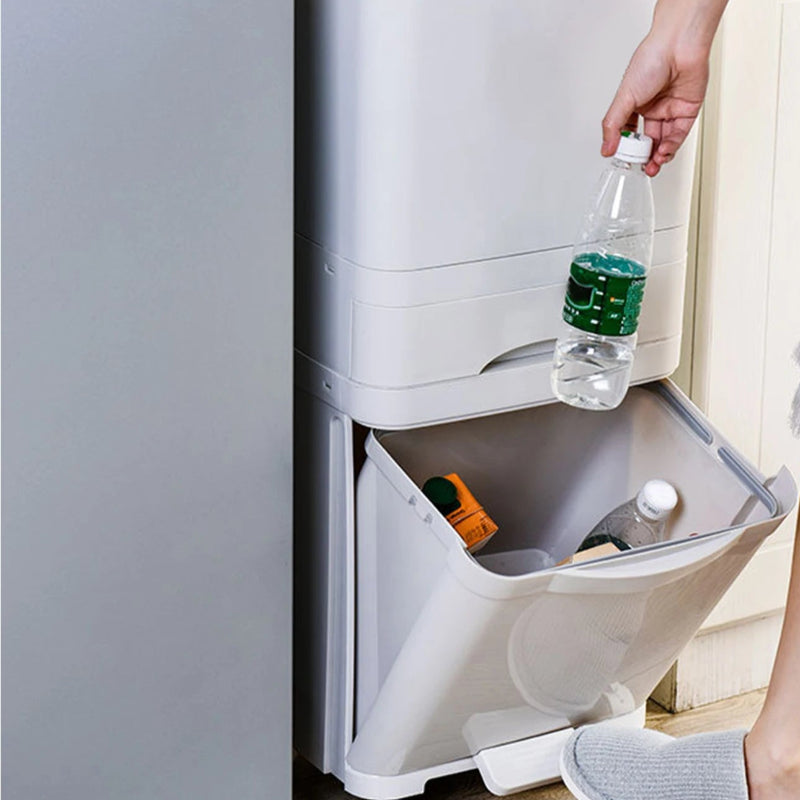 Déchets jetés dans la Poubelle à tri selectif blanche 42L