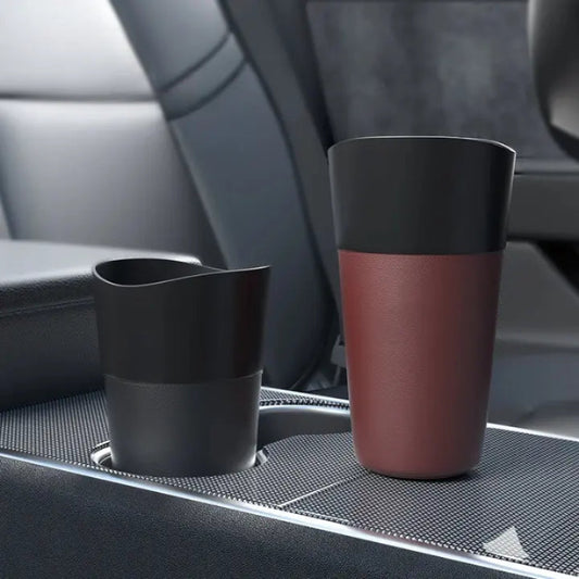 Deux poubelles de voiture compacte dans le porte gobelets