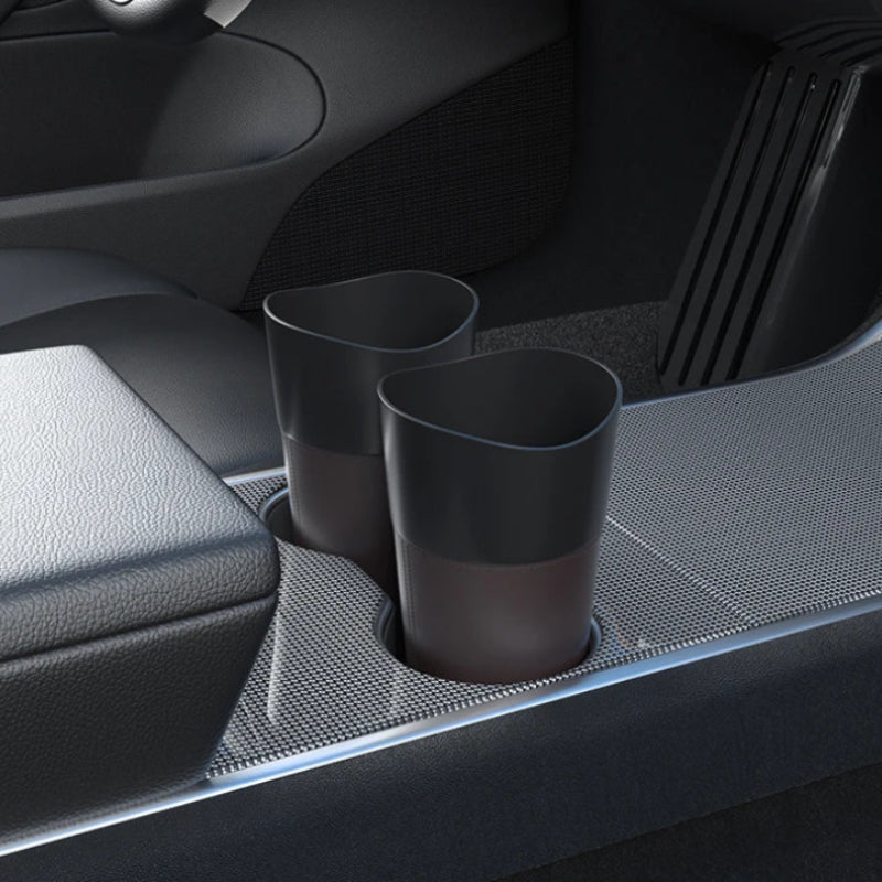 Deux poubelles de voiture noire compacte dans les porte gobelets