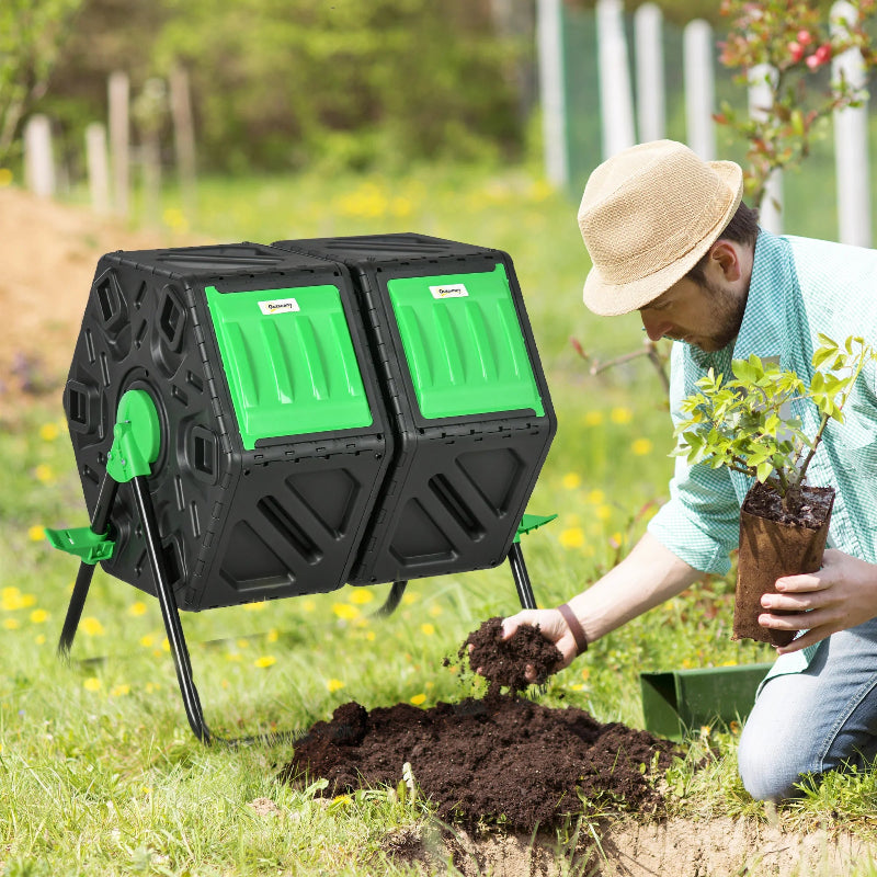 Un jardinier utilisant la poubelle extérieure à compost rotative