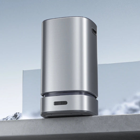 Vue en contre plongé de la poubelle automatique design blanc 13L