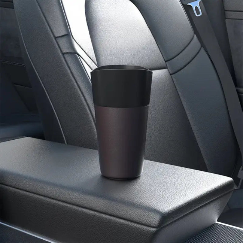 Poubelle de voiture marron foncée compacte dans l'habitacle