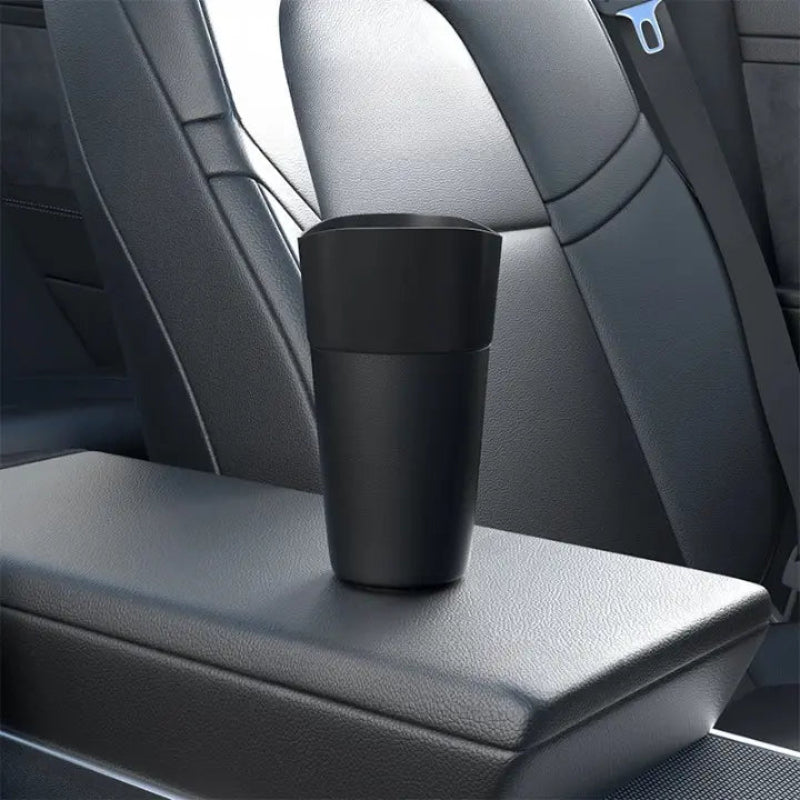 Poubelle de voiture noire compacte dans l'habitacle