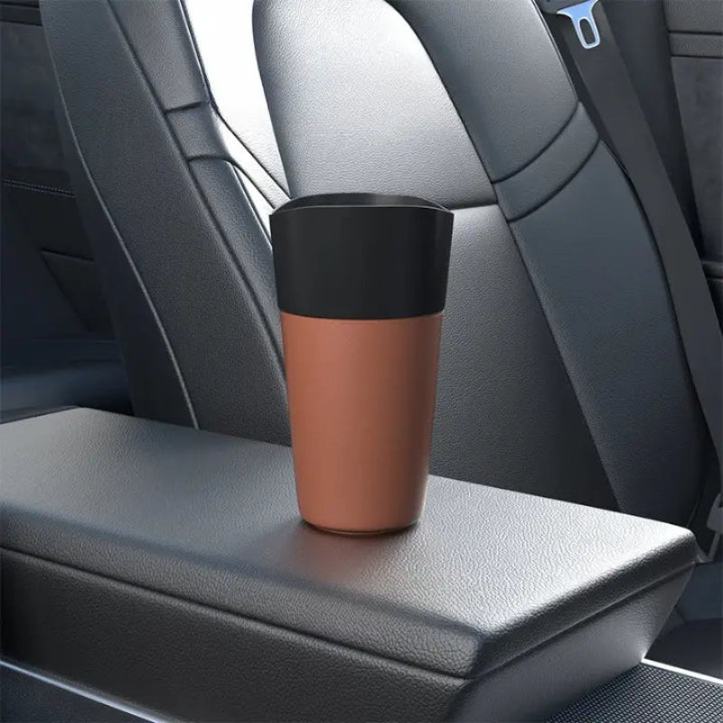 Poubelle de voiture orange compacte dans l'habitacle