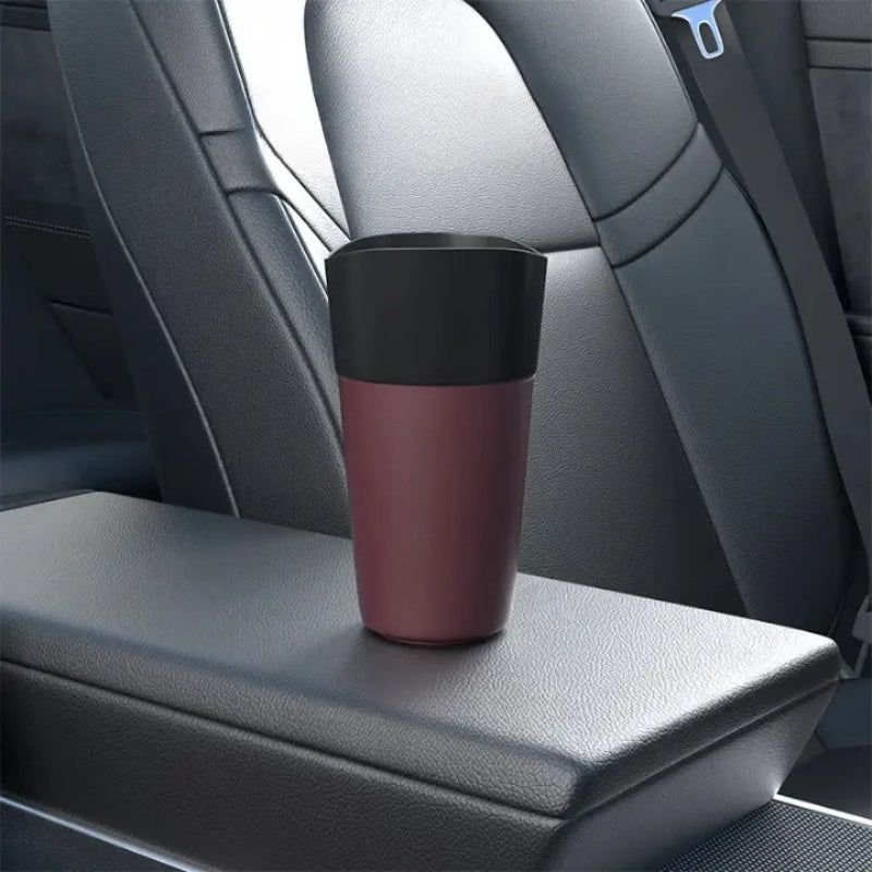 Poubelle de voiture rouge compacte dans l'habitacle