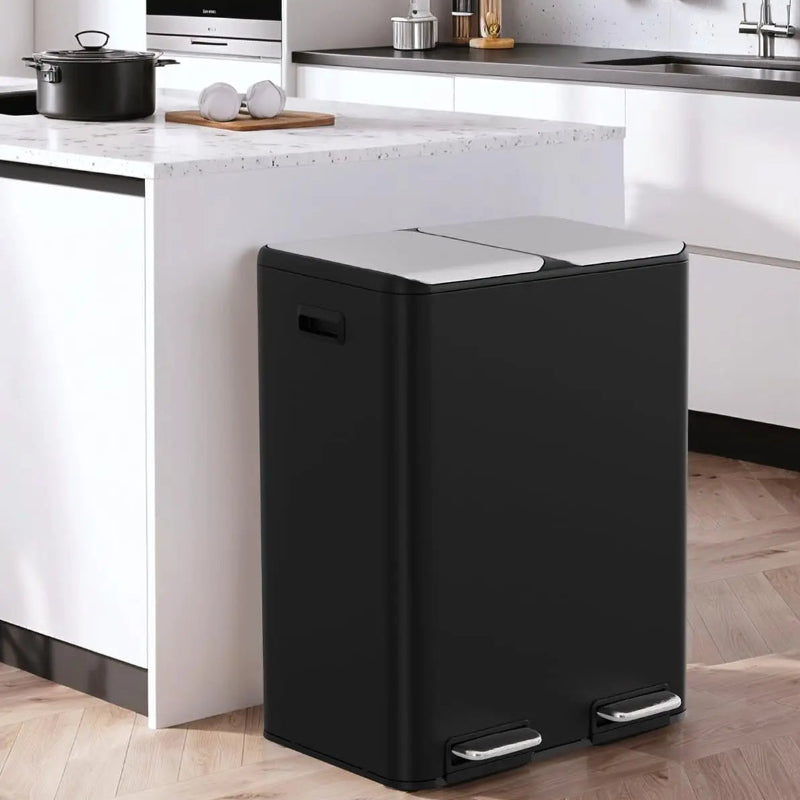 Poubelle à double compartiment noire à pédale dans une cuisine moderne