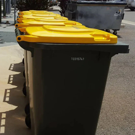 poubelle jaune dans une rue