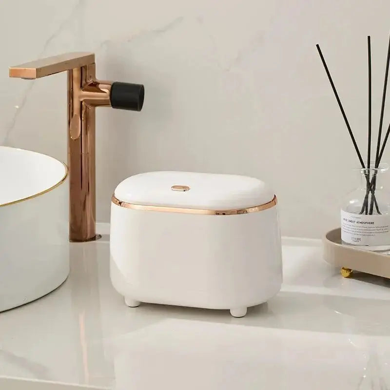 Mini poubelle de bureau blanche sur un bureau