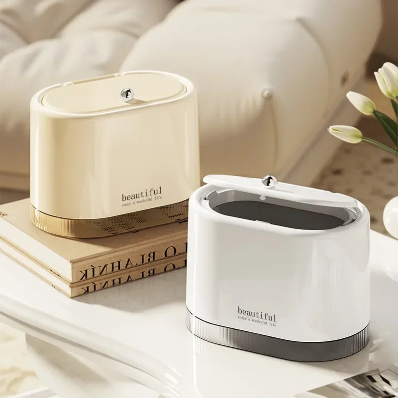 Mini poubelle de bureau vintage dans un salon