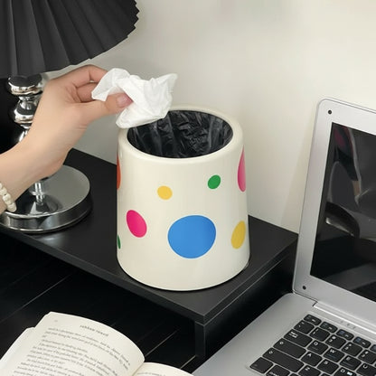 Petite poubelle de bureau motif bulle dans un bureau