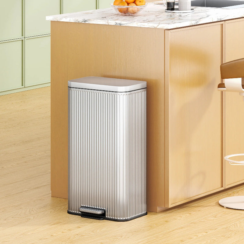 Poubelle 30L argentee en inox dans la cuisine