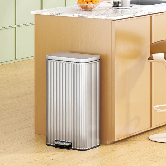Poubelle 30L argentee en inox dans la cuisine
