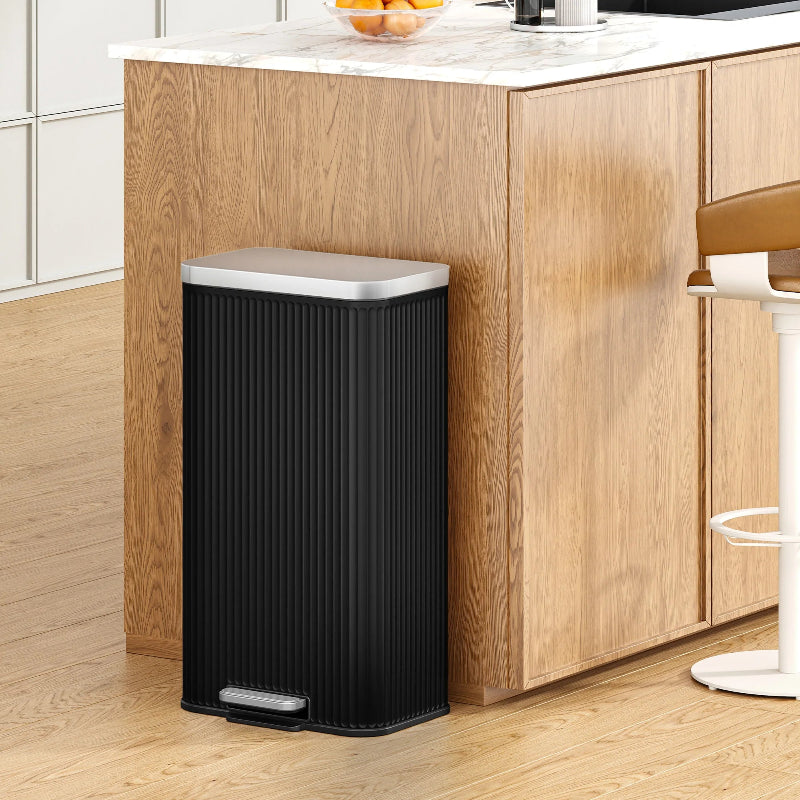 Poubelle 30L noire en inox dans la cuisine
