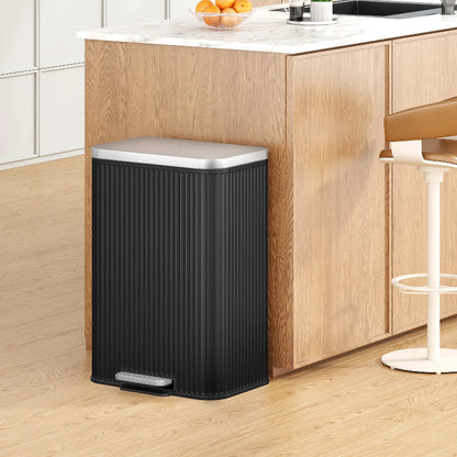 Poubelle 50L design moderne noire dans la cuisine