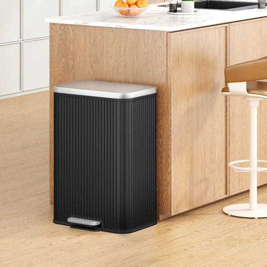Poubelle 50L design moderne noire dans la cuisine