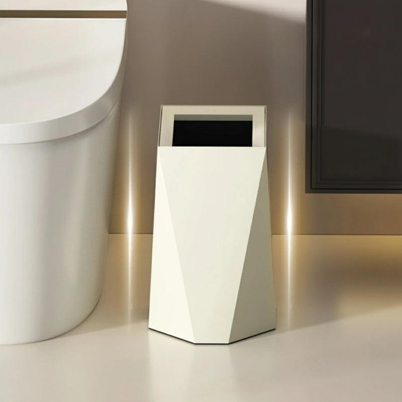 Poubelle artistique en metal 10L dans une salle de bain