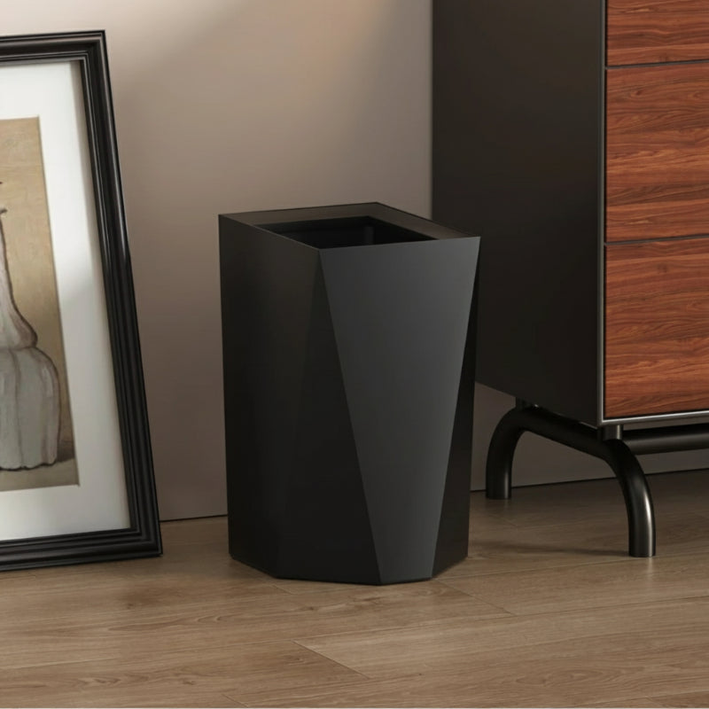 Poubelle artistique en metal 10L noire dans un salon