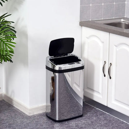 Poubelle automatique argentée en inox 30L dans une cuisine moderne