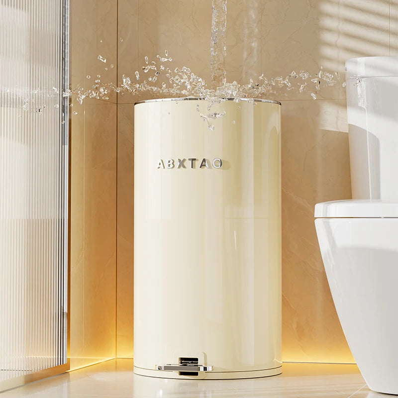 La Poubelle beige en metal 20L dans la salle de bain