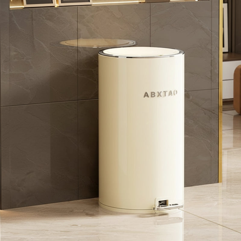 La poubelle beige en métal 20L dans le salon