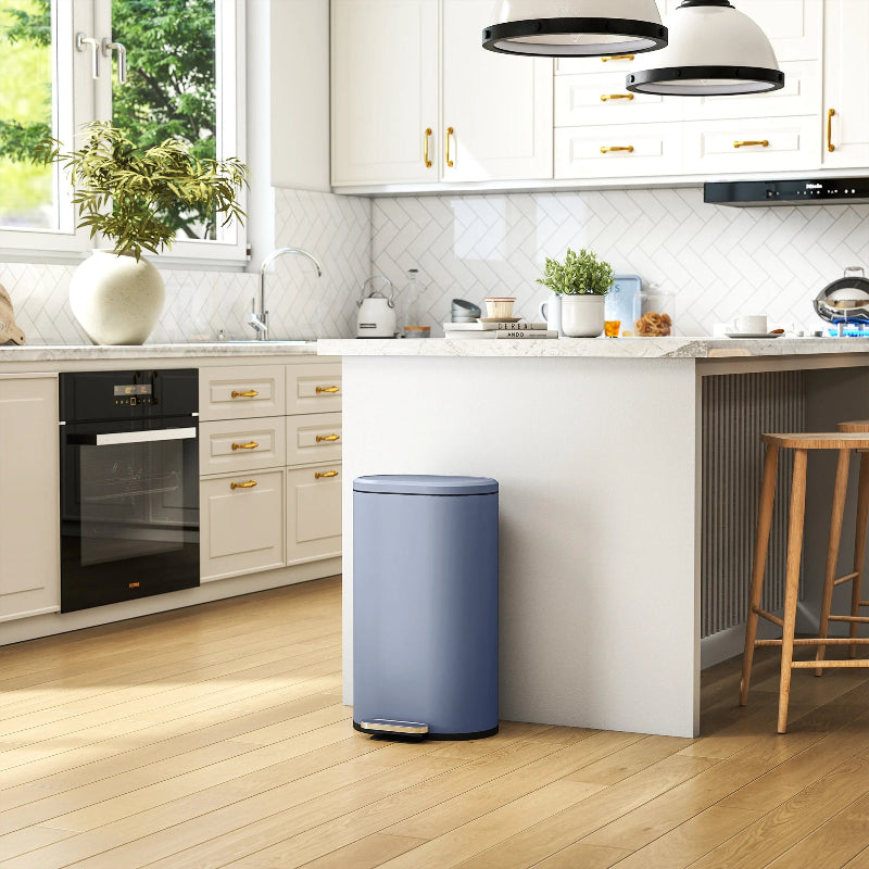 La Poubelle bleue à pedale 30L dans la cuisine
