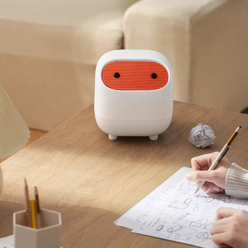 Poubelle de bureau Ninja blanche sur un bureau