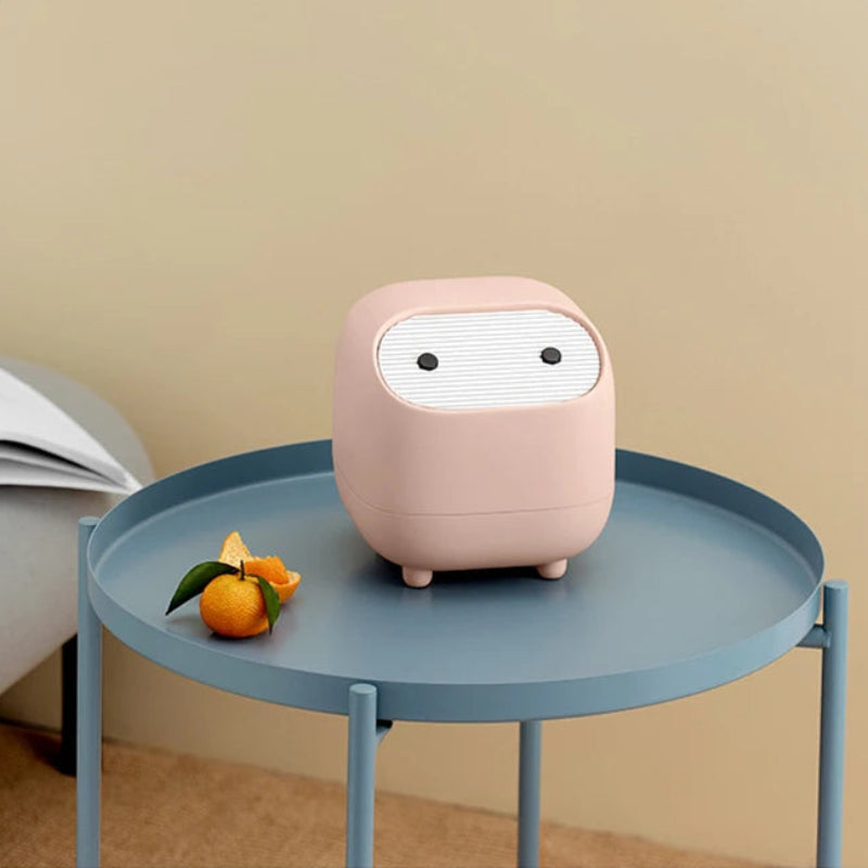 Poubelle de bureau Ninja rose sur une mini table