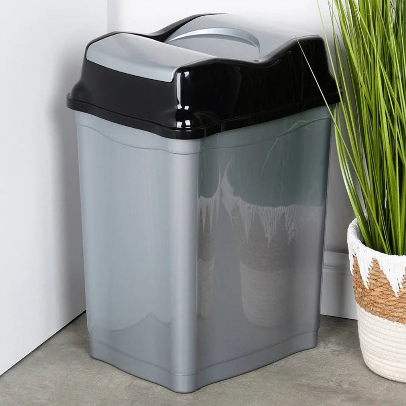 Poubelle de bureau en plastique 28L à côté du bureau