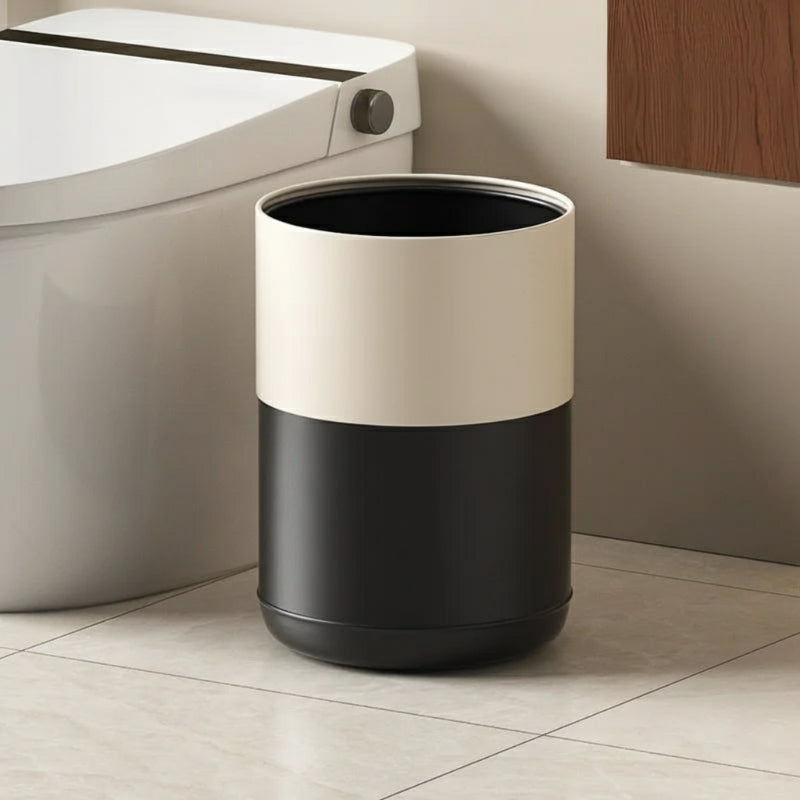 Poubelle de chambre 10L blanche dans une salle de bain