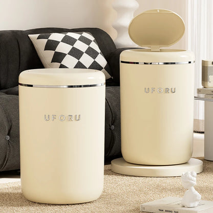 Le couvercle ouvert de la Poubelle de chambre beige