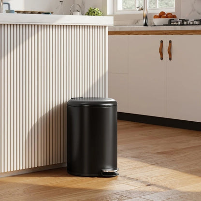 Poubelle de cuisine 20L noire dans la cuisine