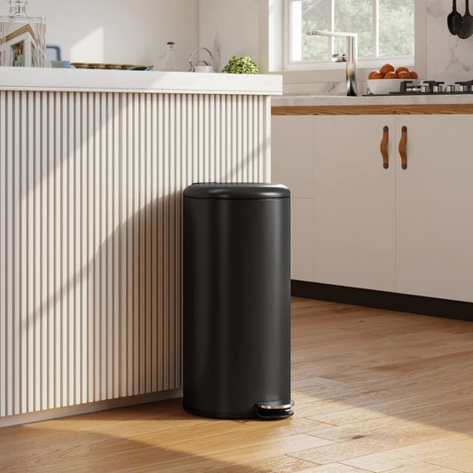 Poubelle de cuisine 30L noire dans la cuisine