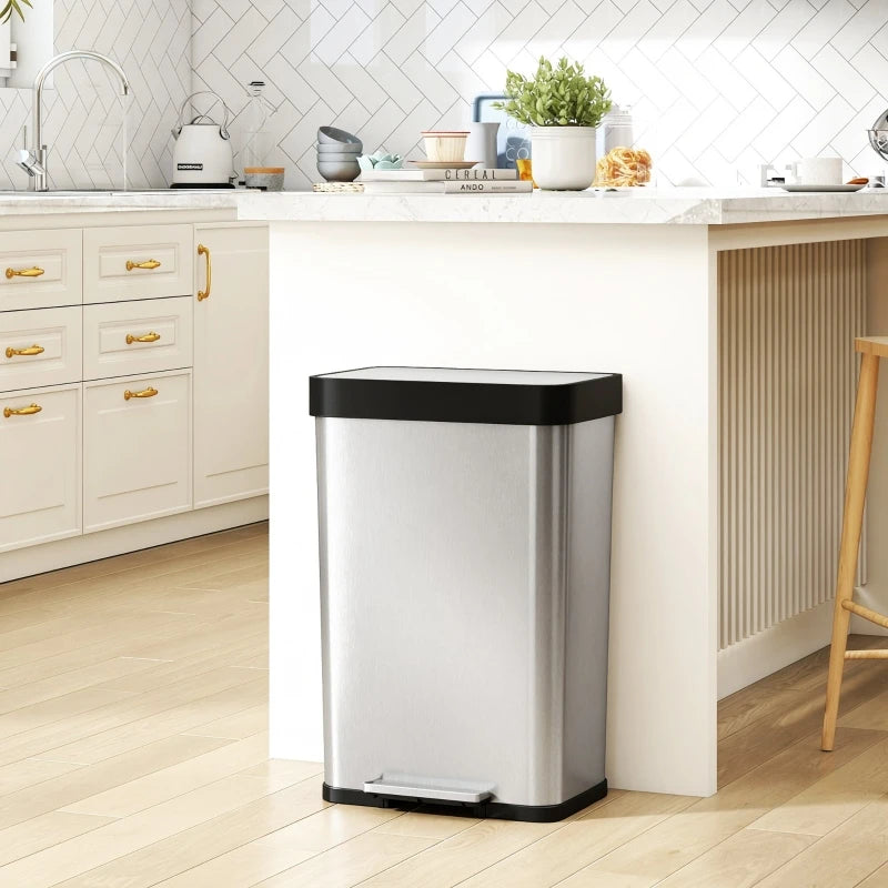 Poubelle de cuisine 60L en inox dans la cuisine