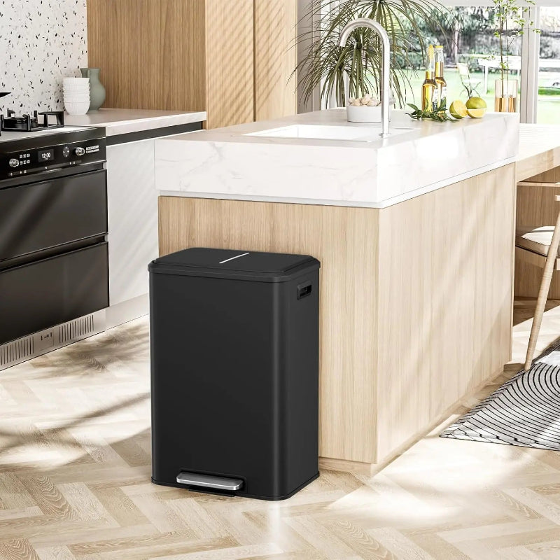 Poubelle de cuisine noire 40L dans une cuisine moderne