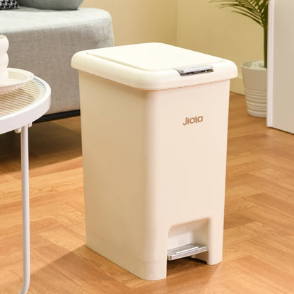Poubelle de cuisine à pédale beige dans un salon