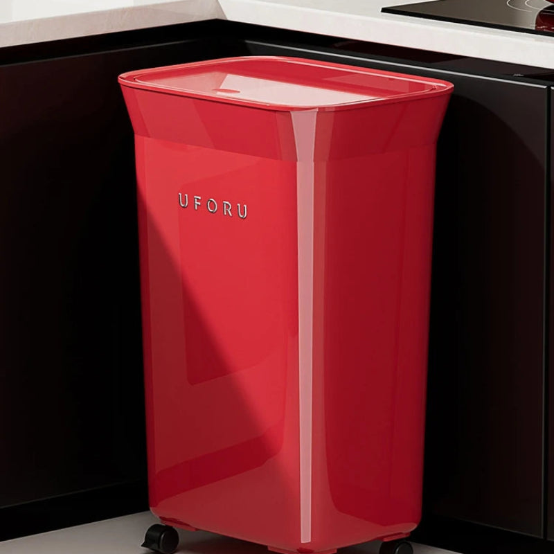 Poubelle de cuisine à roulettes 20L rouge dans une cuisine